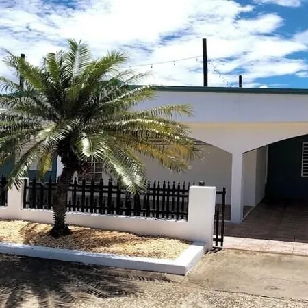 Beautiful renovated 2 bedroom 1 bathroom home 2 blocks from beach!