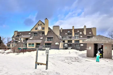 Mountain Views and Cozy Comfort - Charming Ski Retreat Отели рядом с достопримечательностью «Пико Маунтин Ски Резорт»