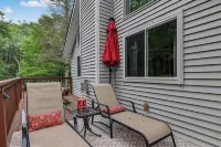 Poconos Getaway with Hot Tub-Close to Attractions, Perfect for Family & Friends!