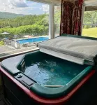 Swiss Chalets Village Inn فنادق في Glen