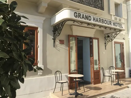 Grand Harbour Hotel