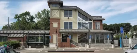 BEACH BUM CARRIAGE HOUSE with kayaks - steps to beach, park, marinas & brewery!