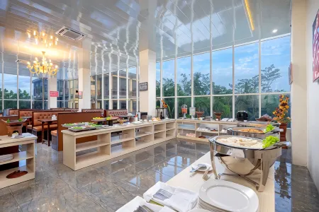 Grand Valonia Hotel Cafe & Park Jember Отели рядом с достопримечательностью «Patung Triumviraat Universitas Jember»