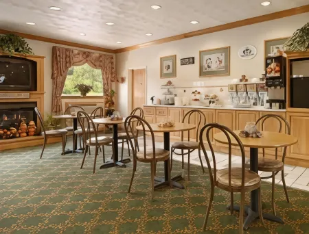 Super 8 by Wyndham Uniontown PA Отели рядом с достопримечательностью «Грэйт Кросс оф Крайст»