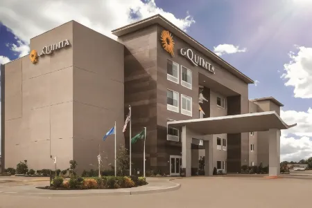 La Quinta Inn & Suites by Wyndham Burlington Отели рядом с достопримечательностью «Роозенгаард»