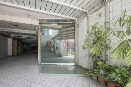 RedDoorz Plus Near Jakarta Kota Station Отели рядом со станцией Jakartakota Station