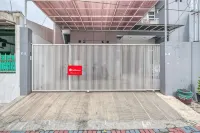 RedDoorz Near Surabaya Zoo Hotels in Sawahan