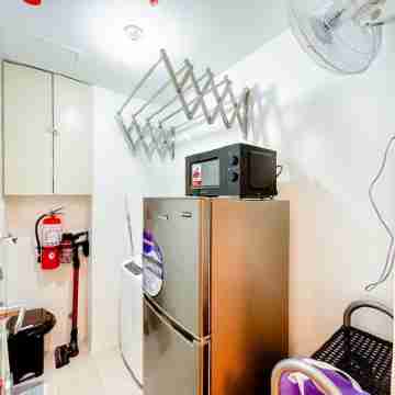 Cozy 2-Bedroom Condo Across SM Southmall with Pool, WiFi, and Kitchenette Others