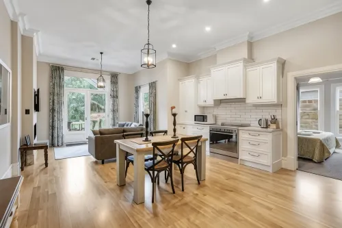 Grandview Accommodation - the Elm Tree Apartments - Parking