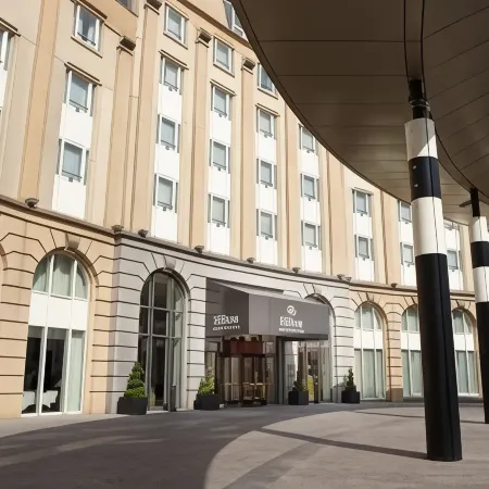 Hilton Brussels Grand Place Отели рядом с достопримечательностью «Дворец академии наук»