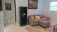 5 O'Clock Somewhere getaway-Walk/Bike to Beach,Shops ,Fenced private doggie area