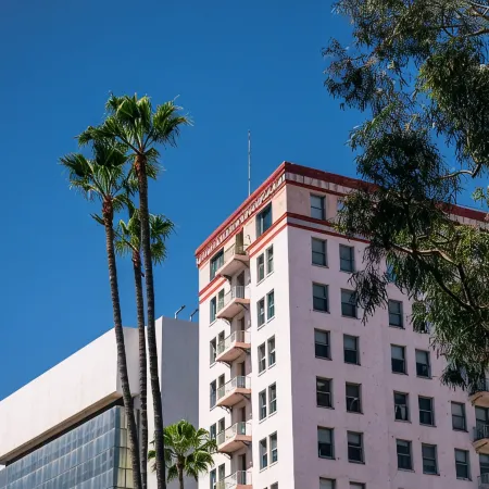 Chic Condo w Parking, AC and Steps to Beach and Convention Center