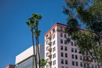 Chic Condo w Parking, AC and Steps to Beach and Convention Center