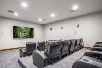 Summer by the Lake! Beautiful Swimming Pool, Patio w Hot Tub and BBQ Nature Trails Hiking Biking