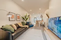 Downtown Bliss - 4-BR Retreat Amidst the Cityscape - 빌라