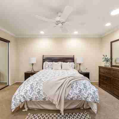 Beautiful condo at the Oasis Palm Desert. Golf and community pool Rooms