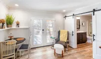 380 sf 3 min From DT Waxhaw Sleeps 2 Private PatioThe Little Big Suite - 3-Star
