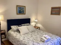 Beautiful Renovated, Comfy, Mature Garden Fire Pit, Quiet Neighborhood in Hendo - Kitchens