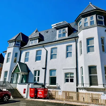 Coastal 1-Bed Apt w/ Free Gym, Parking & Garden