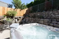 New Condo Downwider with Hot Tub, Minutes Away from the Columbia River Gorge by RedAwning