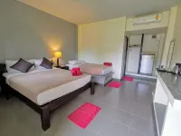 Ser-EN-Dip-I-TY Hotels near Butterfly Complex Center