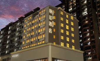 Ritz Hotel (Shenzhen Longhua Qinghu Subway Station)