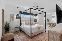 Beachfront Boho Dream Penthouse. Walk 2 Everything!   Newly designed  SLEEPS 10! - Jacuzzi