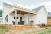 Stark Landing is a brand new modern home located in the heart of Starkville! - Homestays