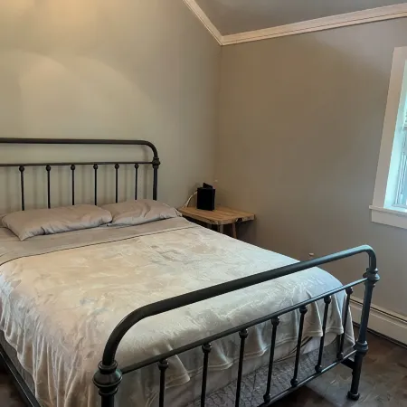 Charming 1-bedroom cottage with WiFi, AC in enchanting Kenoza Lake area.