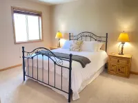 Pet Friendly cabin w/ fireplace and mountain views