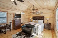 Gorgeous Cabin on Main-Steps to Pacific War Museum - Boutique