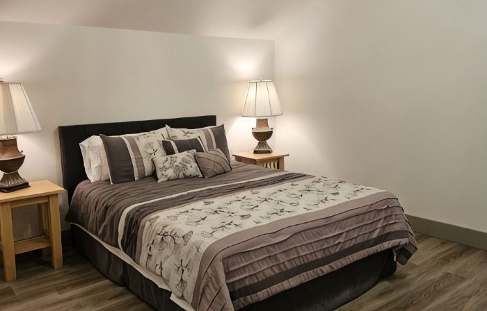 Cozy, private apt in small river town with short drive to city-border WI and IA.
