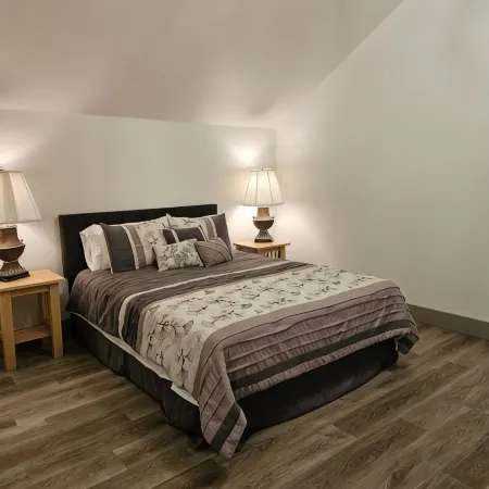 Cozy, private apt in small river town with short drive to city-border WI and IA.