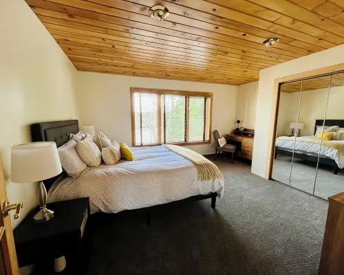 Stay at our cozy pet friendly River Retreat on the banks of the Seneca River. Hotéis em Lysander