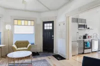 Beautiful+Modern Flat: downtown, parking, laundry -  Ferienwohnungen