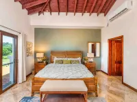 Unique Golf Retreat: Pool ~ Hot Tub ~ Scenic Views Hotel a Pristine Bay