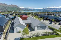 Lake View Heights - Luxury large modern House (244 sq mtr)