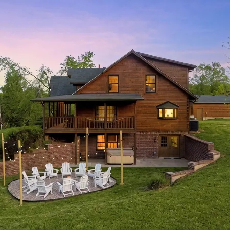 The Lodge / Hot Tub, Arcade, Firepit, Game room!