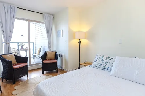 Beach Bliss Oceanfront King Studio! Balcony, Stunning View, Pool, Dock & Hot Tub - Beach