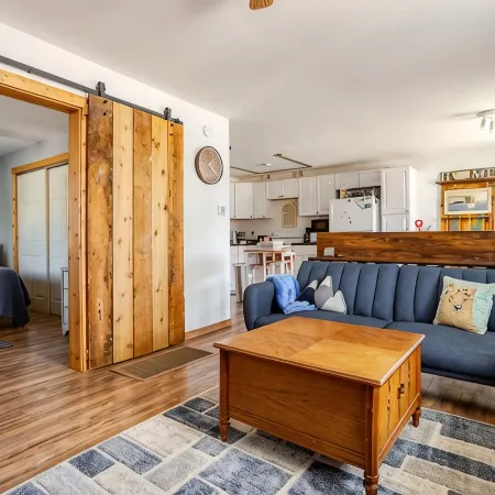 Cozy Cottage near downtown brings Georgetown Lake & Fairmont to your fingertips!