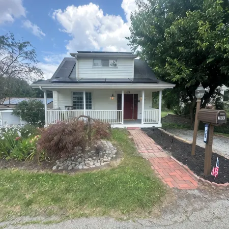 Peaceful 2Br Cottage-Big Backyard Deck, WiFi, Big TV! Parks, Museums, Pit Int’l.