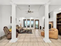 Panoramic View of Lake Marble Falls- 4BRM 10 Acres 1 King and 3 Queen Beds Hotels in Marble Falls