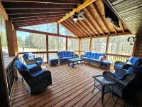 Beautifully Remodeled Private Cabin in the Woods with Screen Porch - 3-Sterne