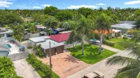 Luxurious Pompano Beach Oasis with Pool, Outdoor Kitchen, and close Beach - Wifi