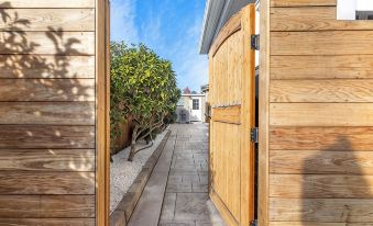 Recently Updated Private Studio w/ Separate Entrance Near Lake Chabot