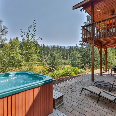 Sweet Private Leavenworth River Front Cabin with Fast WiFi & hot tub- Sleeps 6.