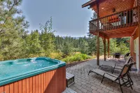 Sweet Private Leavenworth River Front Cabin with Fast WiFi & hot tub- Sleeps 6.