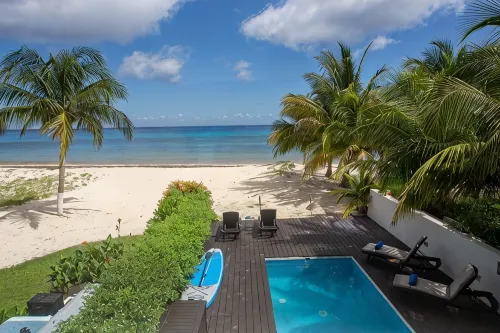Beach house w/ private pool & sandy beach for 8 - Homestays