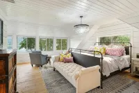 From Sunrise to Sunset - Peaceful Waterfront Escape 7 acres, 300+ ft. beachfront - Homestays