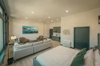 Luxury Suite ~ Above Starbucks ~ Main St View - Boutique